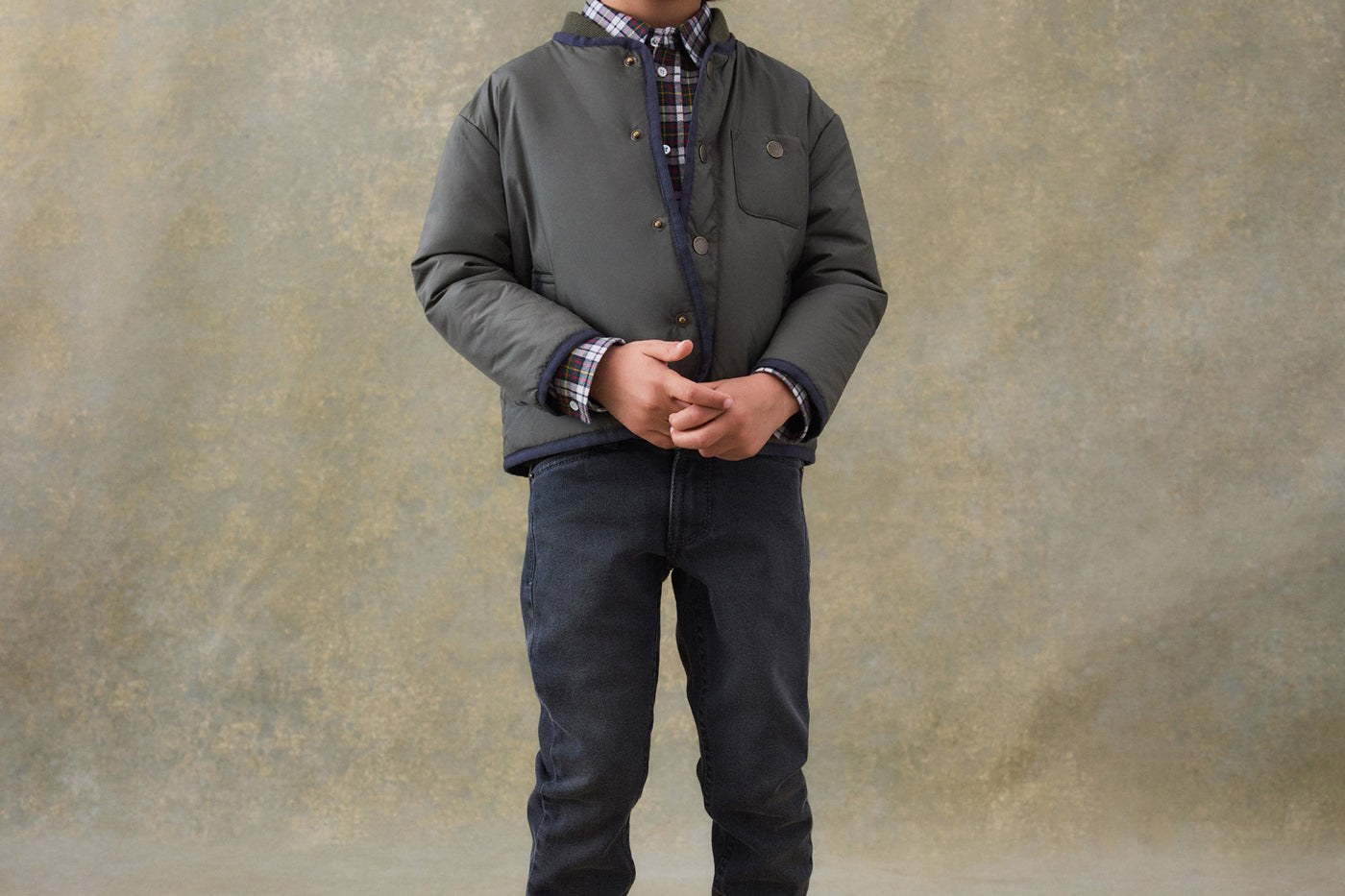 Invierno 2024 look con chaqueta gris de niño