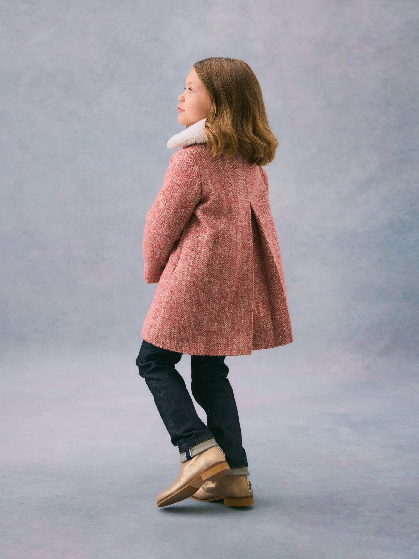 Invierno 2024 look con abrigo de lana de niña