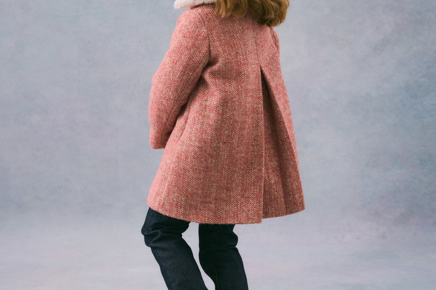 Invierno 2024 look con abrigo de lana de niña