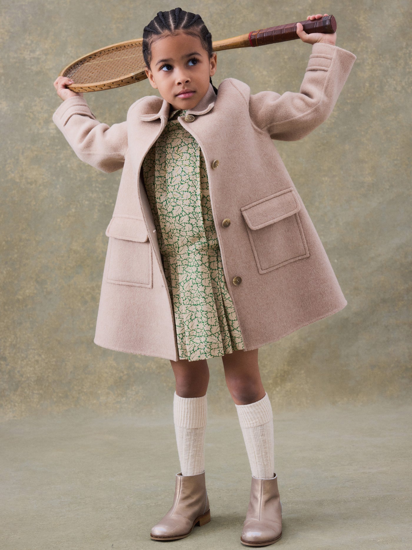 Invierno 2024 look con abrigo de lana y cachemir de niña