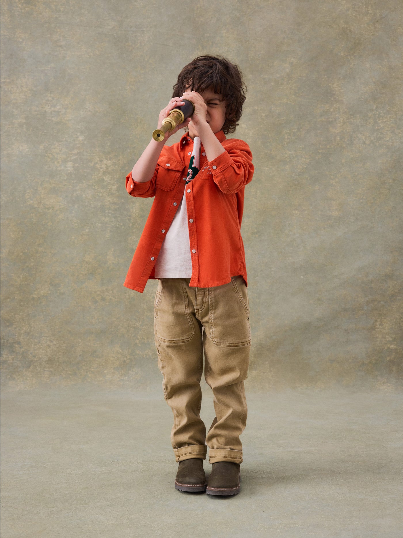 Invierno 2024 look con camisa abotonada naranja de niño