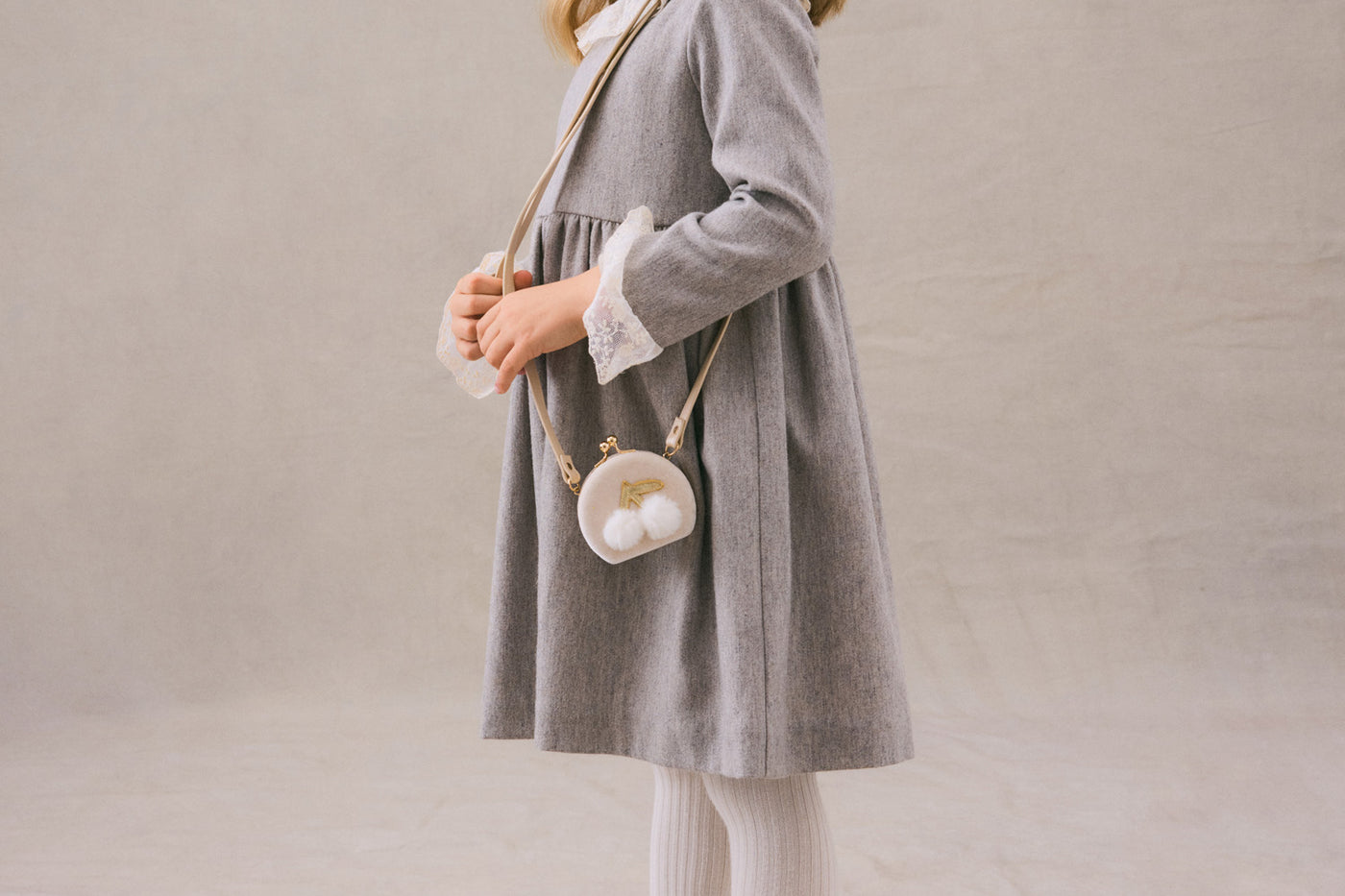 Invierno 2024 look con vestido con cuello de encaje de niña