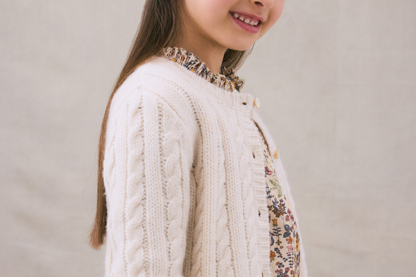Invierno 2024 look con cárdigan de punto trenzado blanco de niña