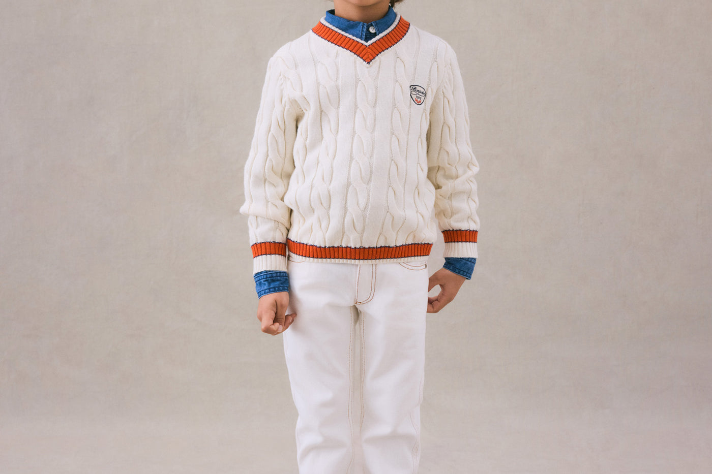 Invierno 2024 look con jersey de lana de punto trenzado de niño 
