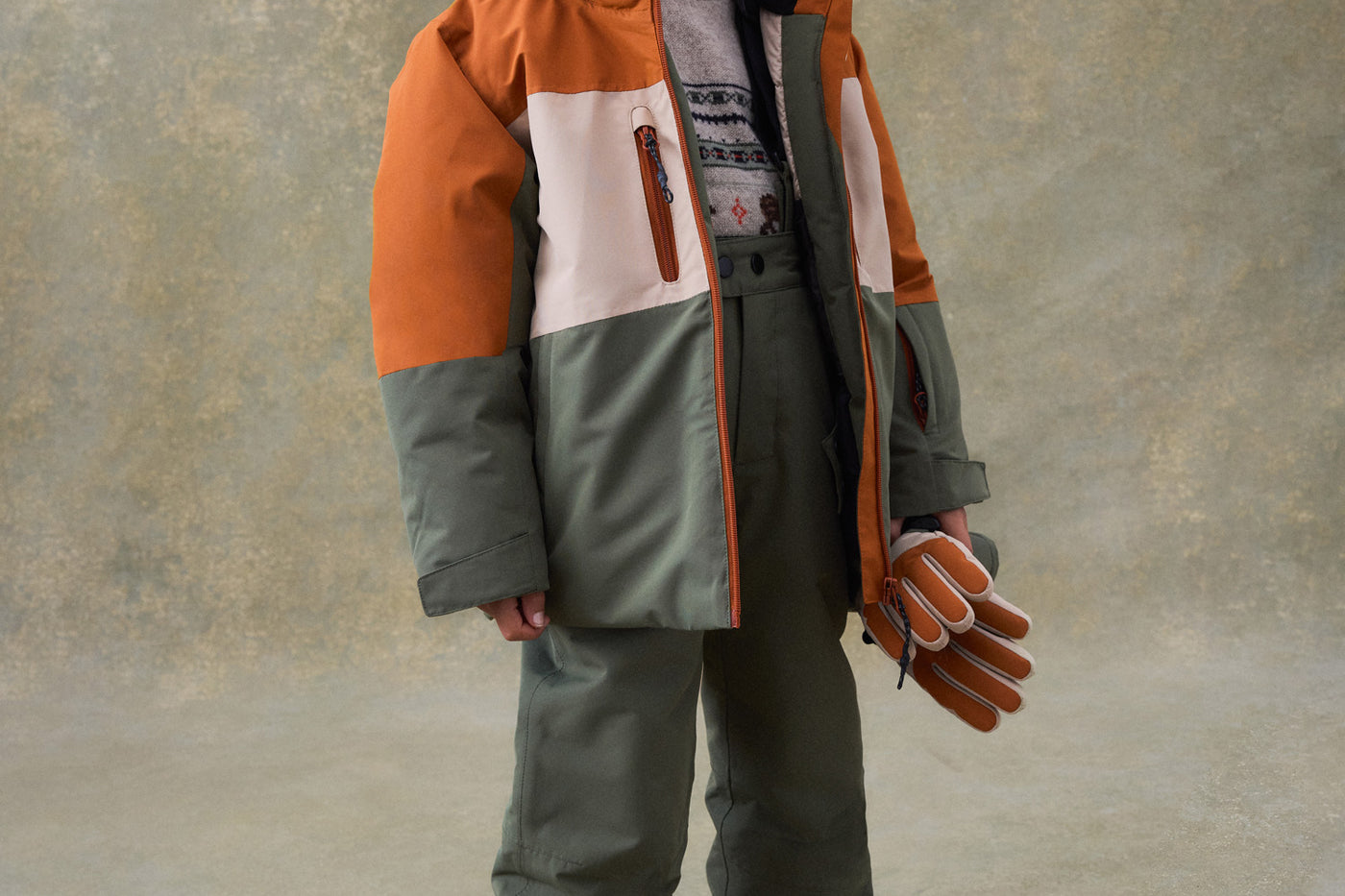 Invierno 2024 look con chaqueta de plumón de esquí de niño 