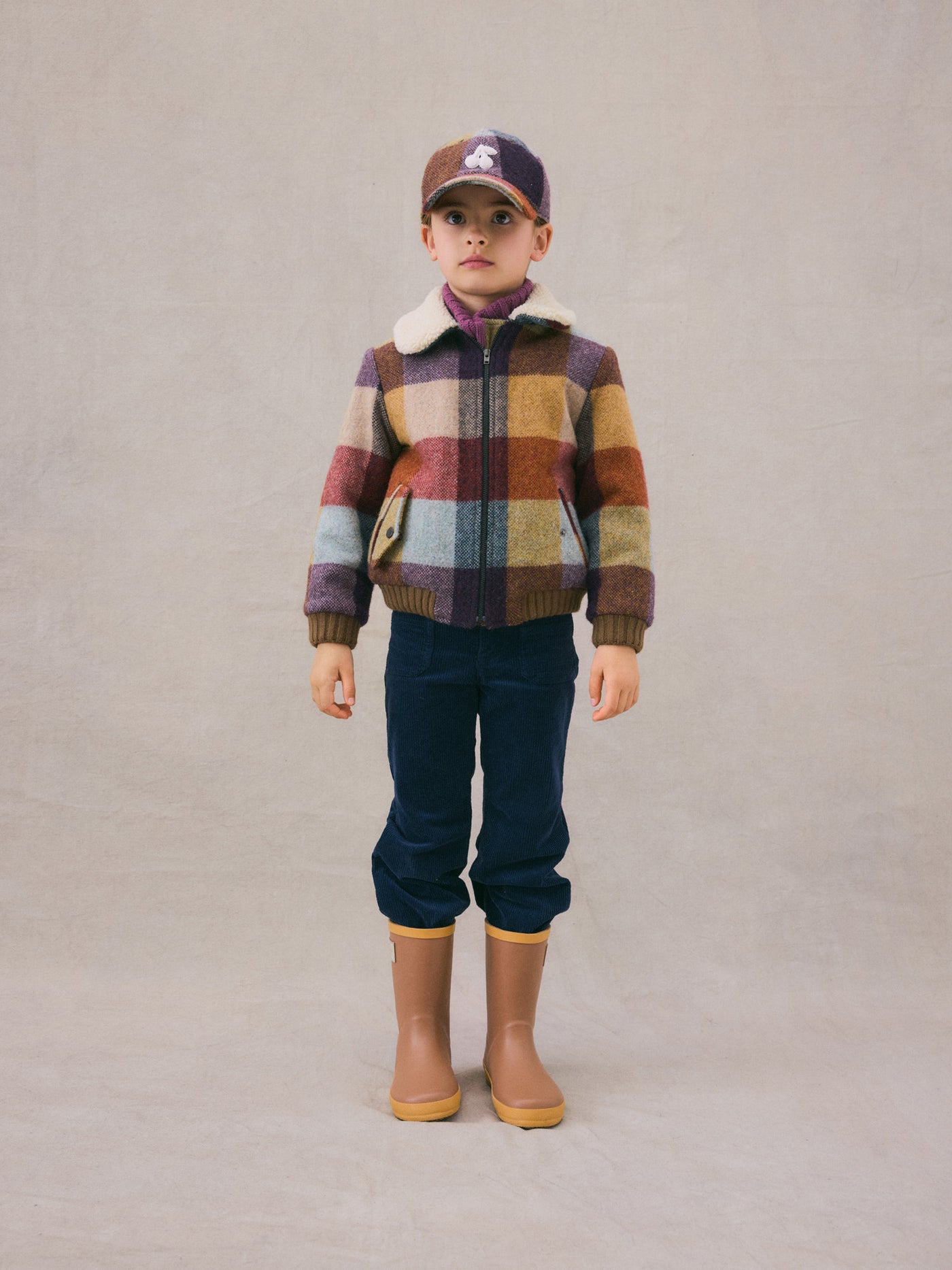 Invierno 2024 look con chaqueta estampada de franela de niña