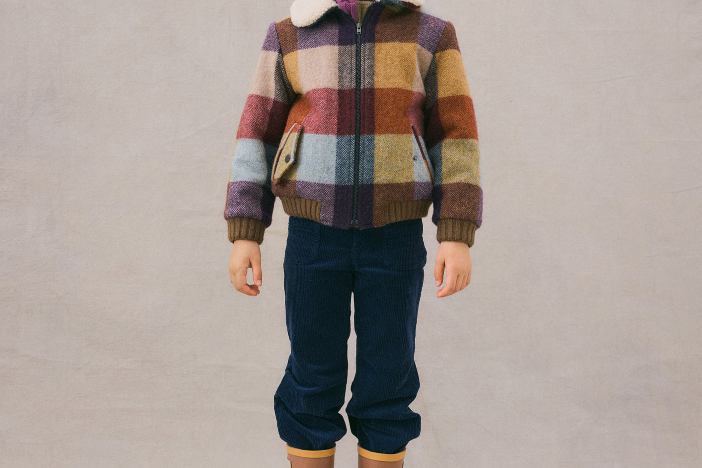 Invierno 2024 look con chaqueta estampada de franela de niña