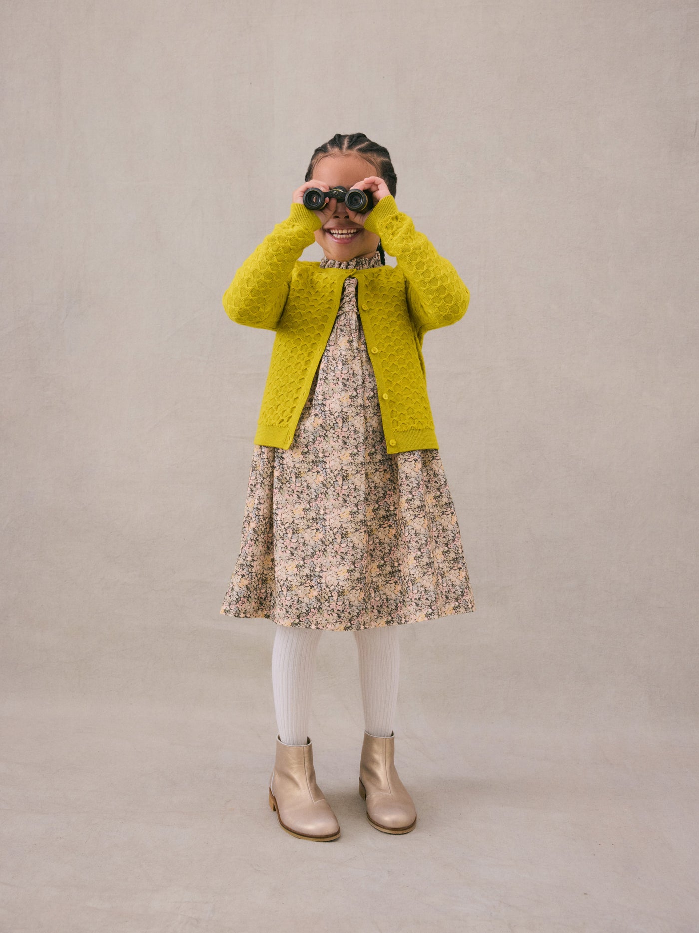 Invierno 2024 look con vestido con estampado floral de niña