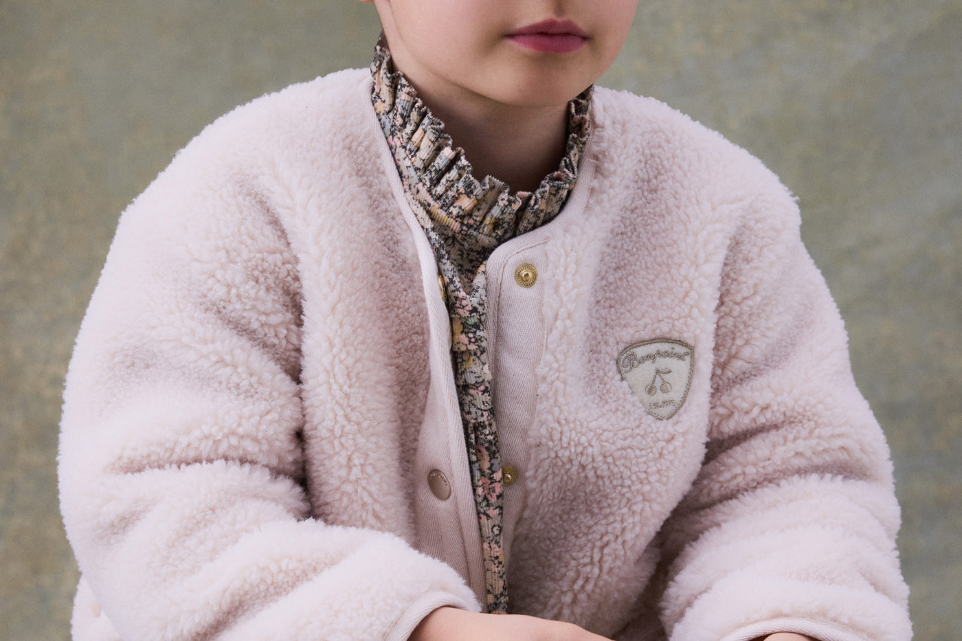 Invierno 2024 look con chaqueta bordada de niña