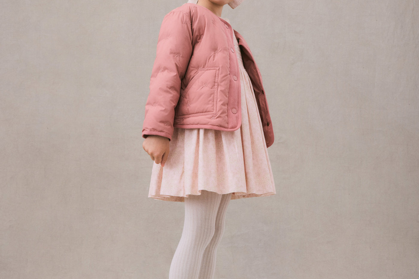 Look de invierno con vestido de ceremonia rosa de niña 