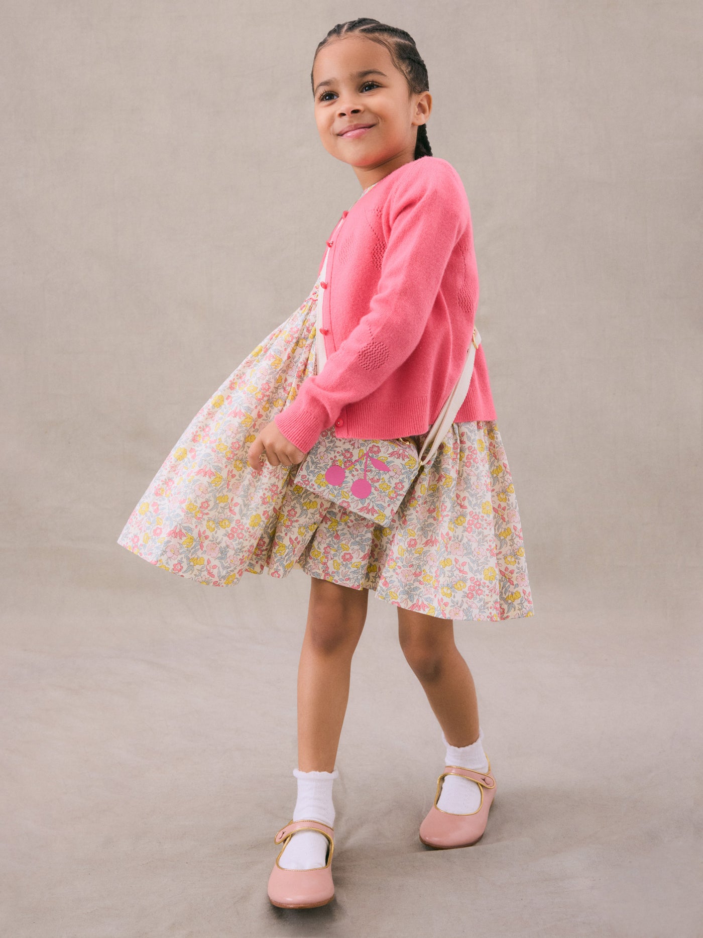 Invierno 2024 look con cárdigan de lana rosa de niña