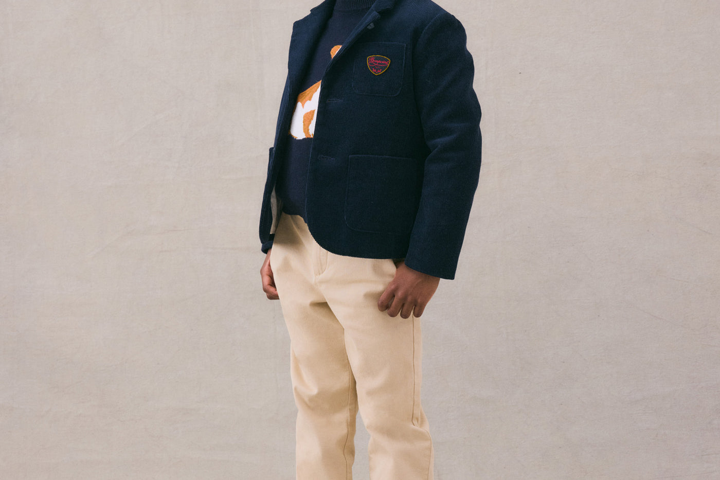 Invierno 2024 look con blazer azul marino de niño