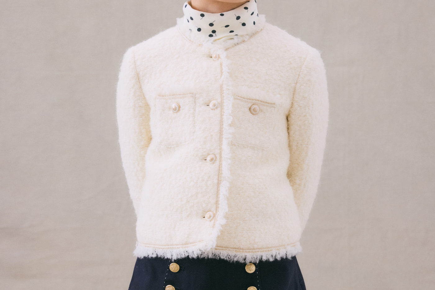 Invierno 2024 look con chaqueta de tweed de niña