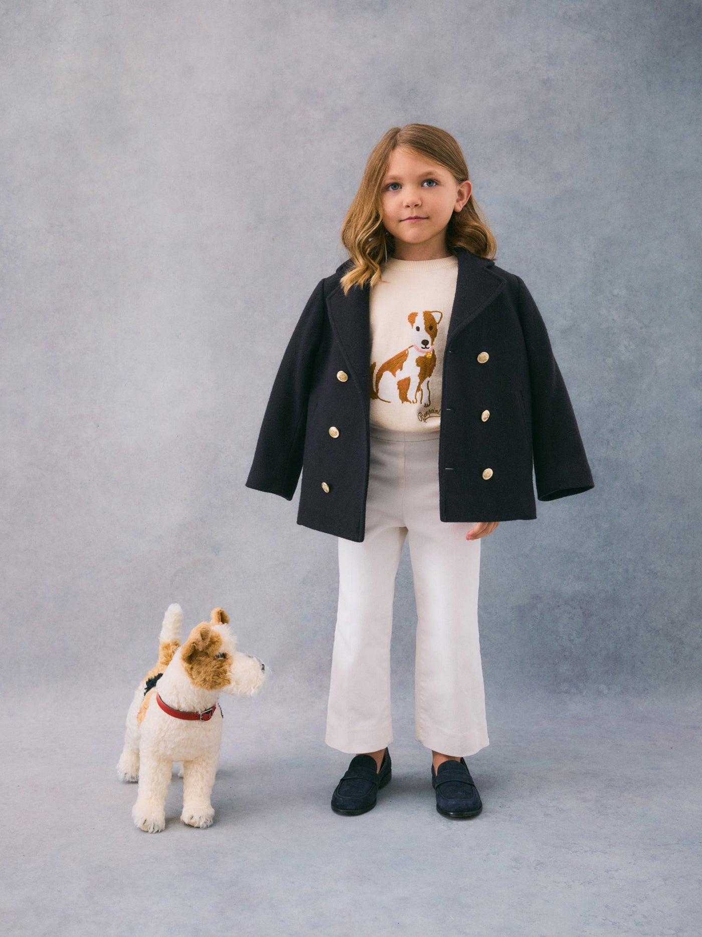 Invierno 2024 look con jersey gráfico de niña