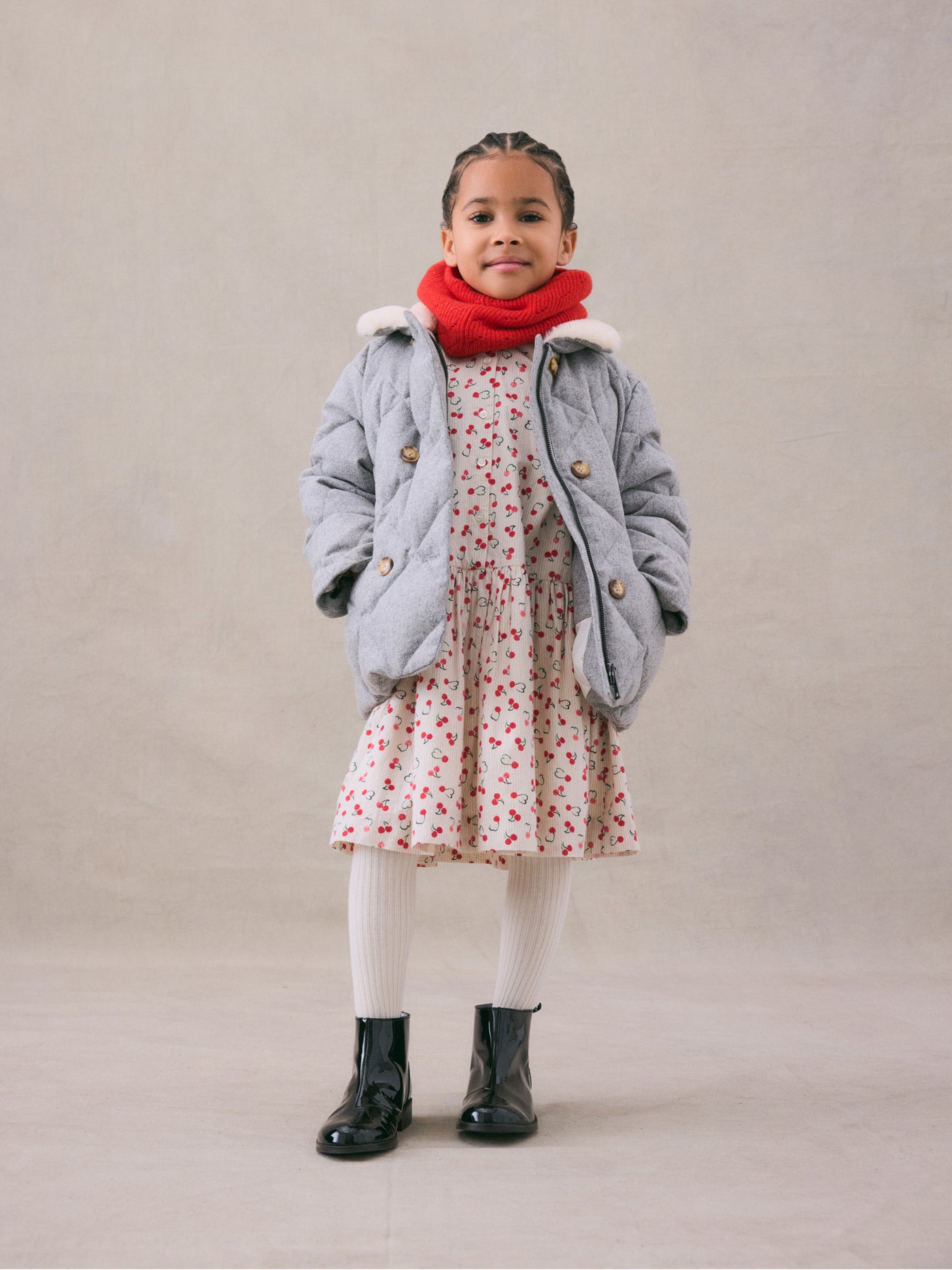 Invierno 2024 look con abrigo gris de niña