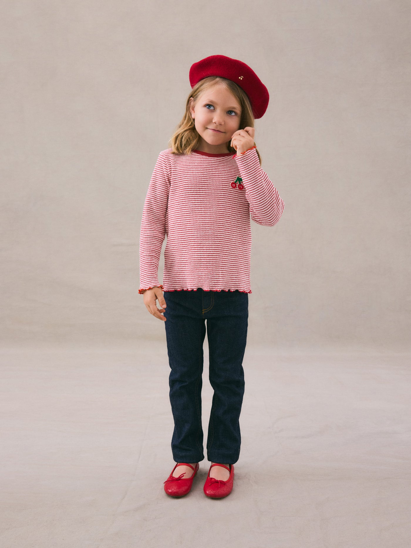 Invierno 2024 look con camiseta estampada 2024 de niña