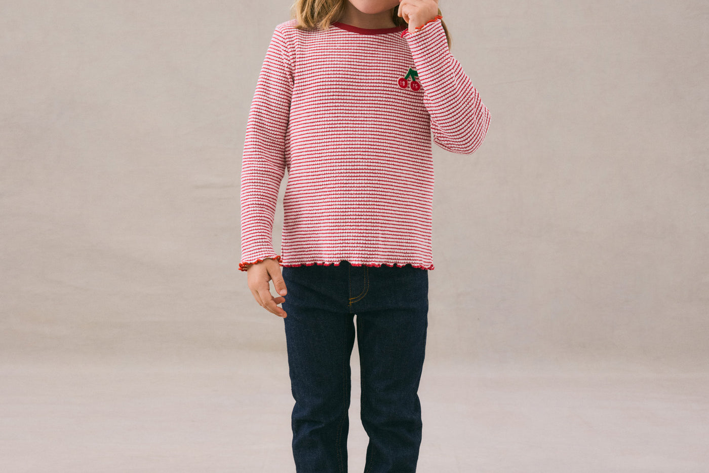 Invierno 2024 look con camiseta estampada 2024 de niña