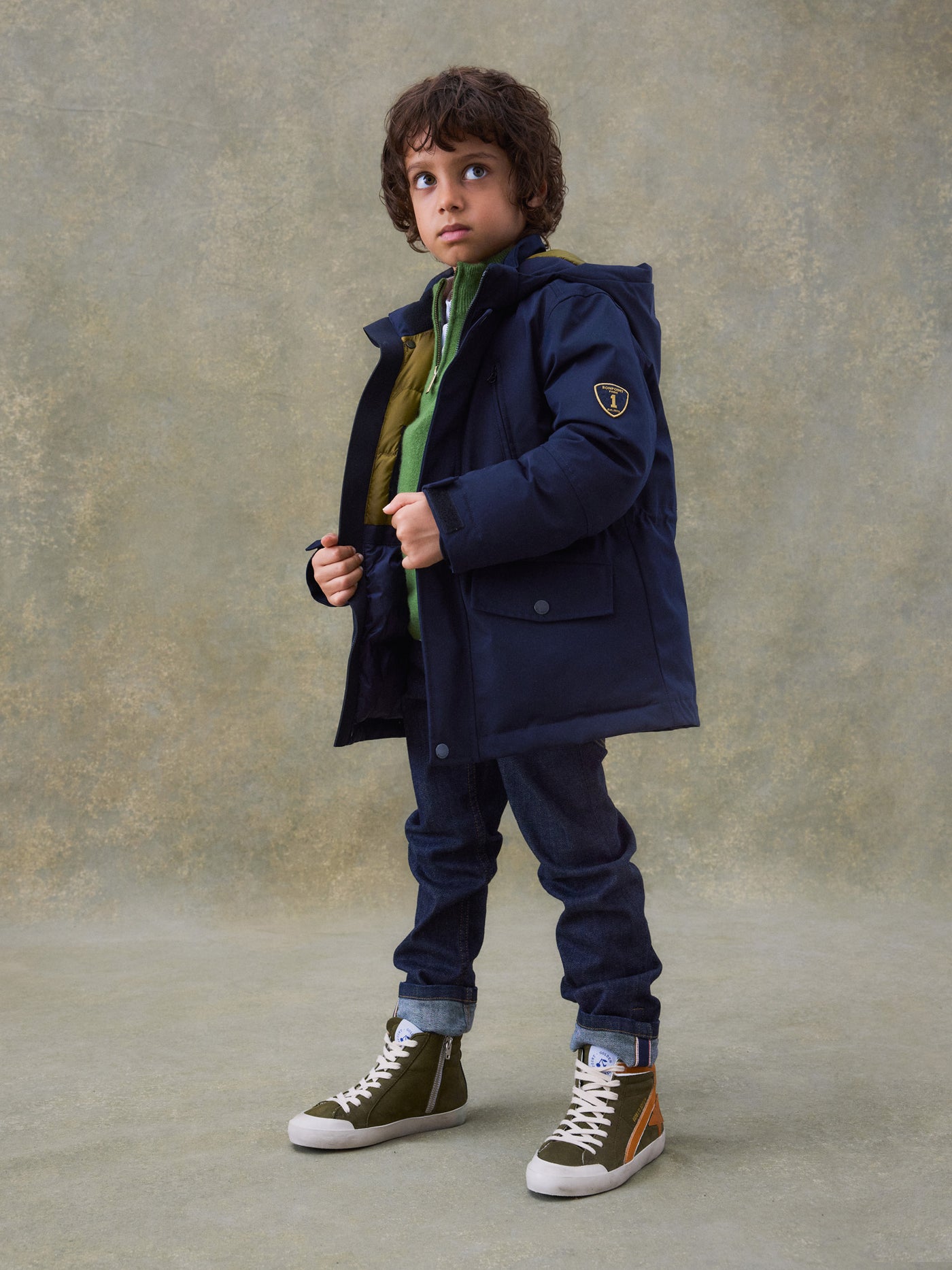 Invierno 2024 look con parka azul marino de niño