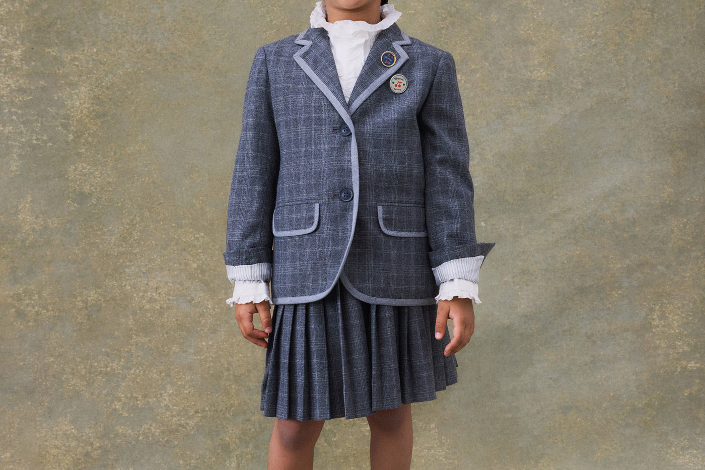 Invierno 2024 look con blazer de cuadros de niña