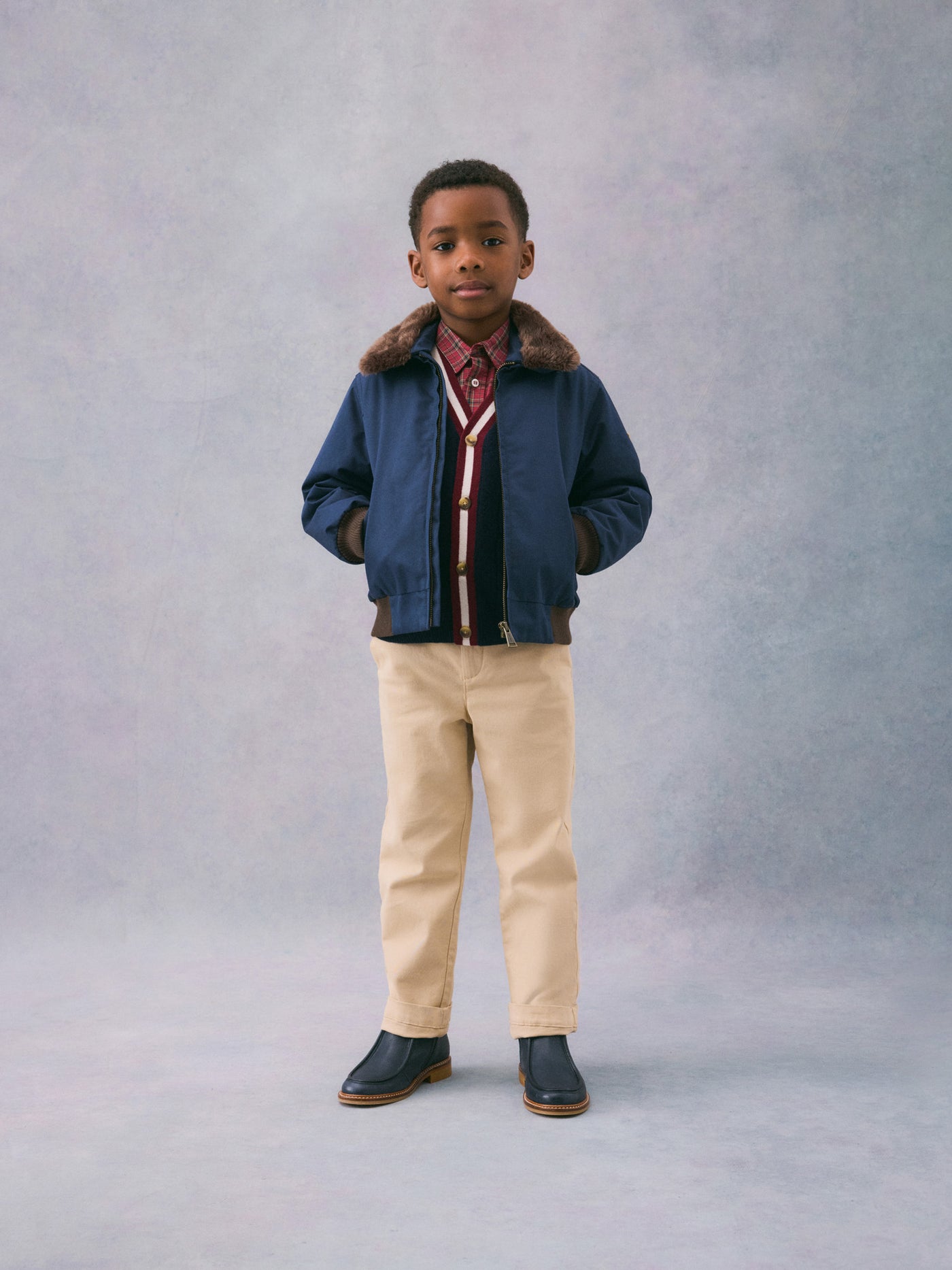 Invierno 2024 look con chaqueta bomber con cuello azul de niño 