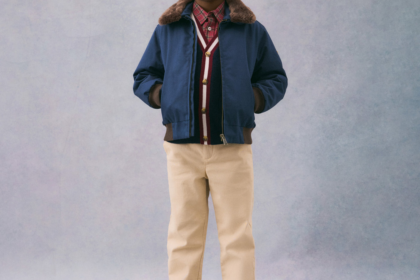 Invierno 2024 look con chaqueta bomber con cuello azul de niño 