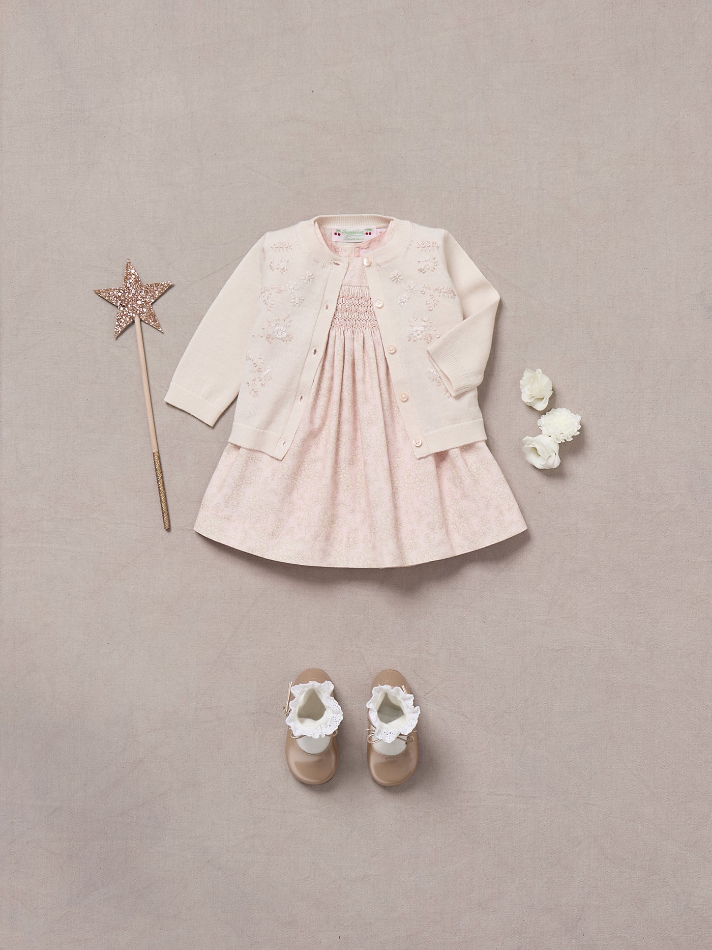 Look de bebé niña invierno 2024 - Cárdigan bordado a mano