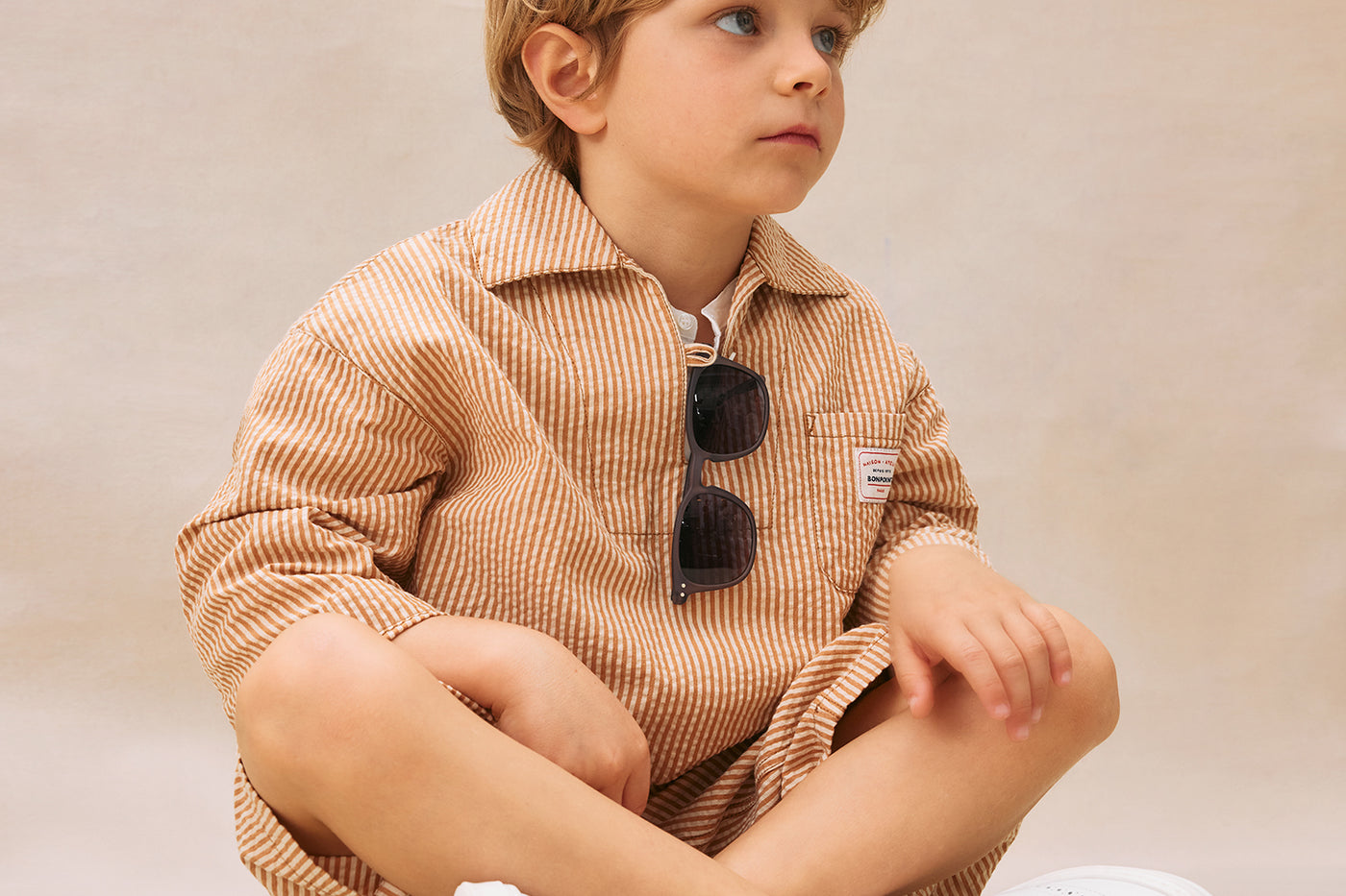 Jungen-Sommerlook 2025 Izipizi-Brille