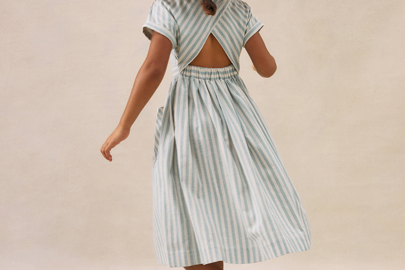 Mädchen-Sommerlook 2025 Blaues Kleid