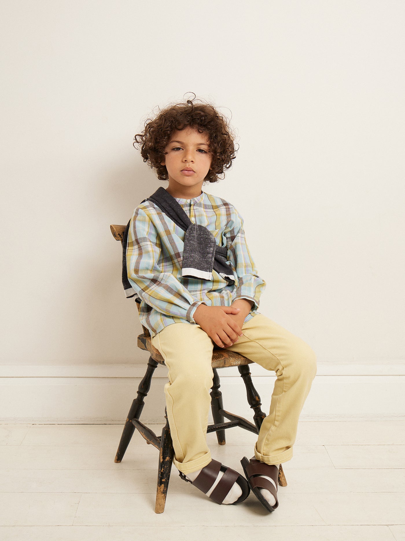 PANTALONE GIALLO LOOK DA RAGAZZO ESTATE 2023