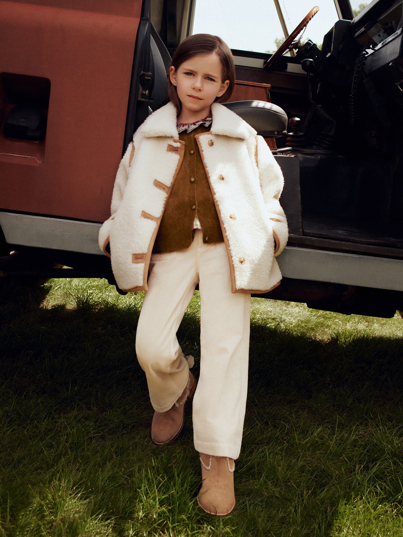 Mädchen-Look Winter 2026 – Beigefarbenes Jacken und Hosen-Set