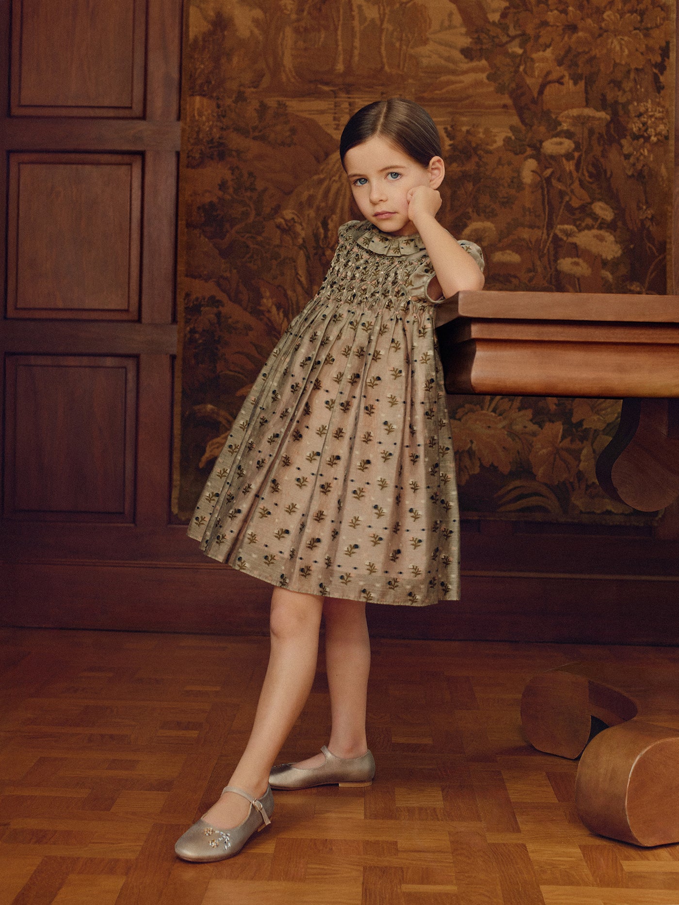 Mädchen-Look Winter 2026 – Kleid aus gesmoktem und handbesticktem Organza