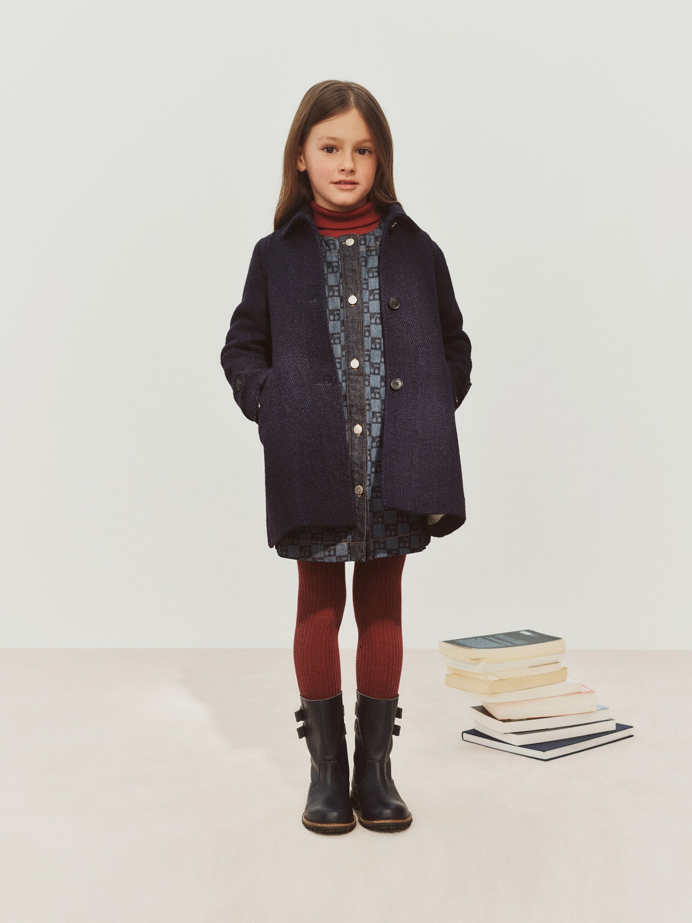 Mädchen-Look Winter 2026 - Jeanskleid mit Kirschmuster