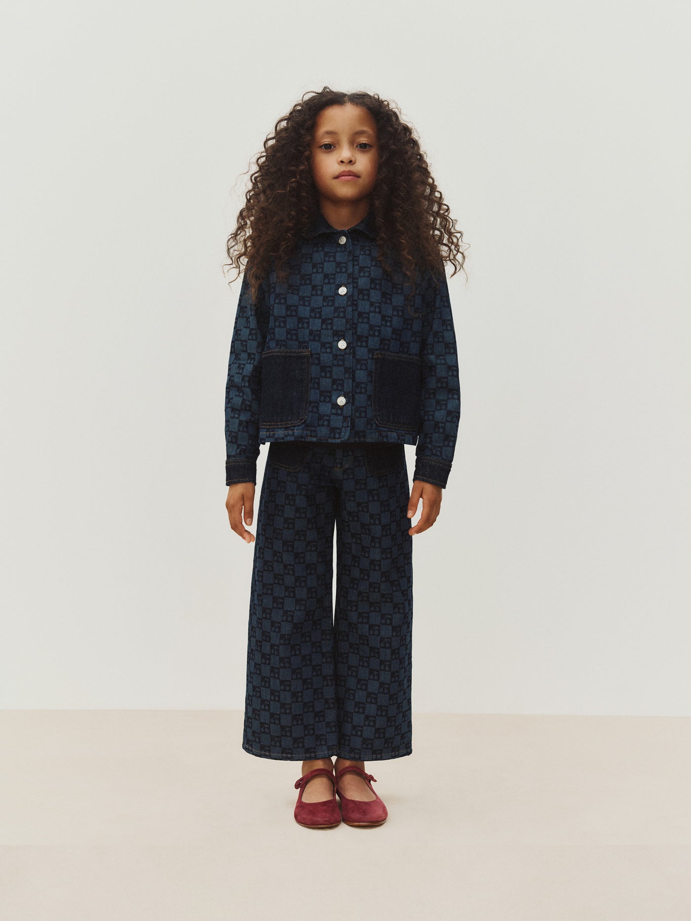 Mädchen-Look Winter 2026 - Denim-Set mit Kirschmuster