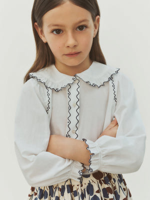 Maneke-Bluse mit Peter-Pan-Kragenstickerei aus Bio-Baumwolle