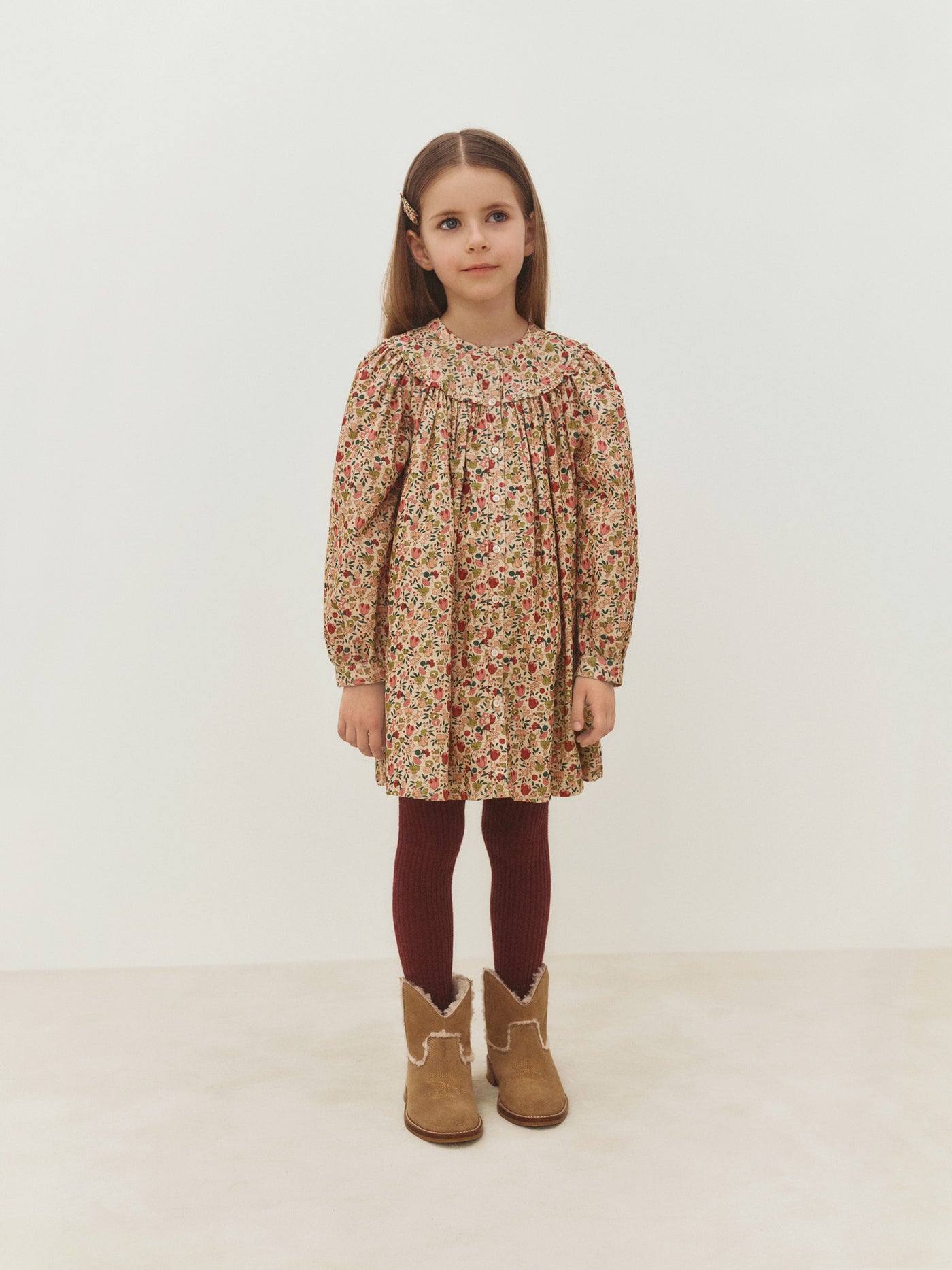 Mädchen-Look Winter 2026 – Samtkleid mit Liberty-Print