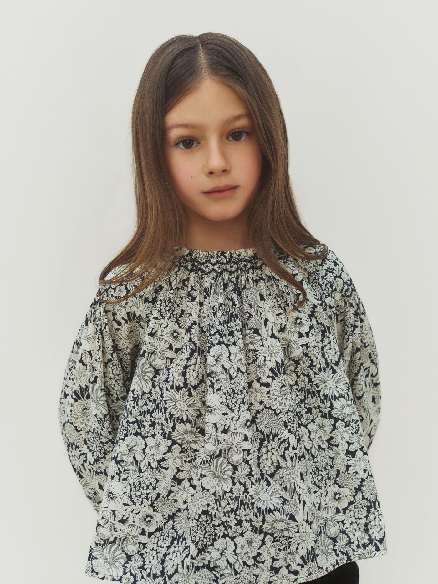 Blouse Blandine en tissu Liberty smockée et brodée main en coton biologique