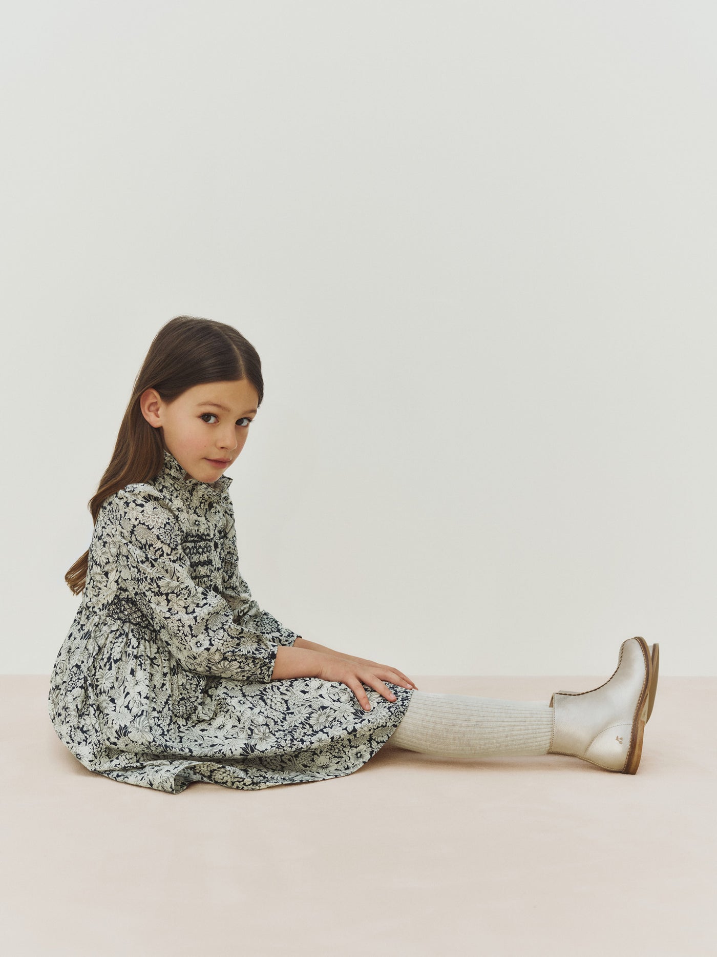 Robe Marjolaine en tissu Liberty smockée et brodée main en coton biologique