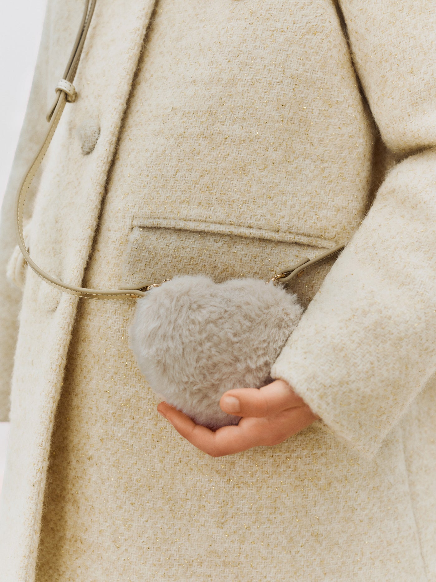 Sac Ekko en fausse fourrure forme coeur avec rivet cerise