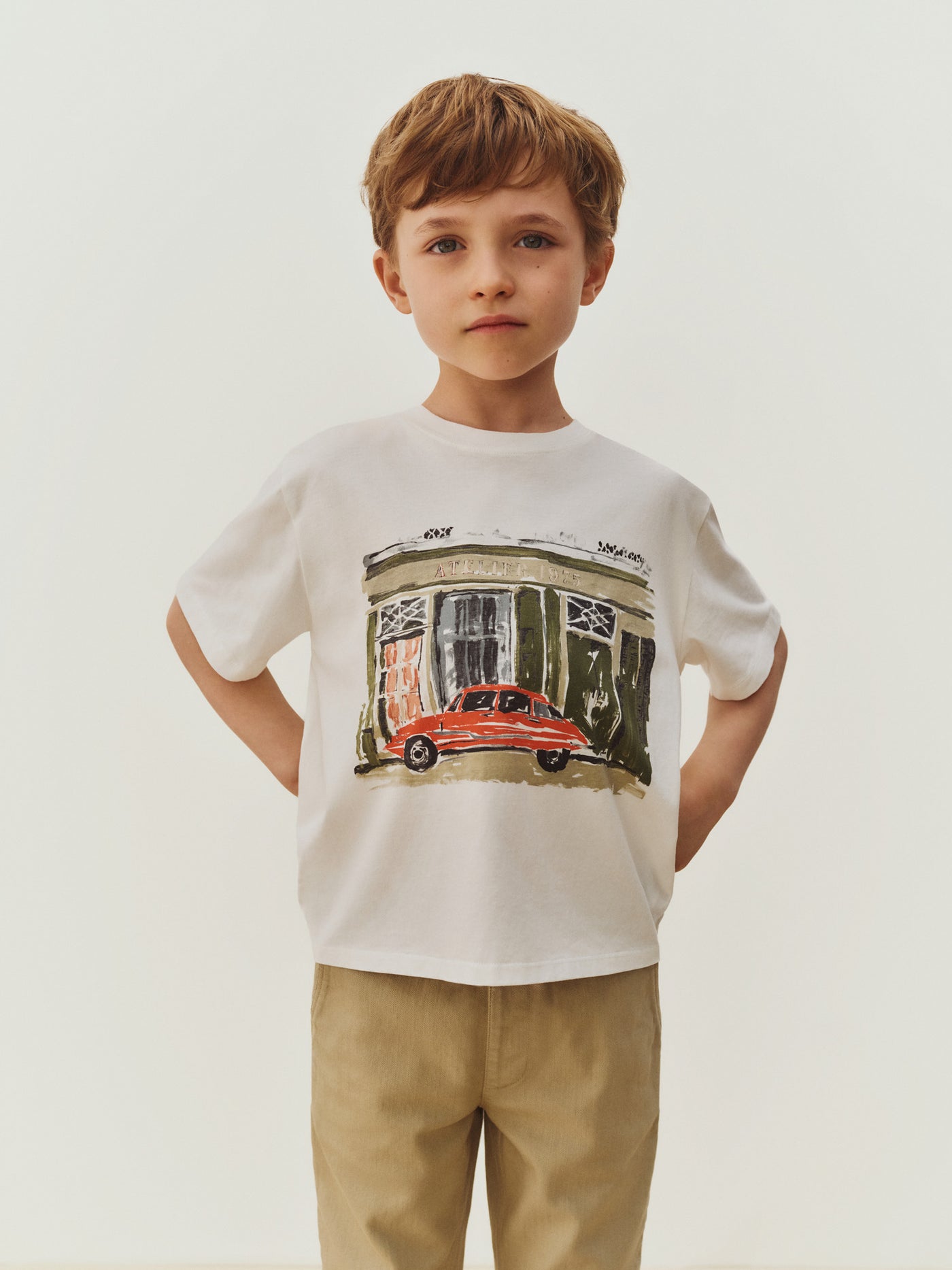 Camiseta Eidan con estampado de taller y coche de algodón orgánico