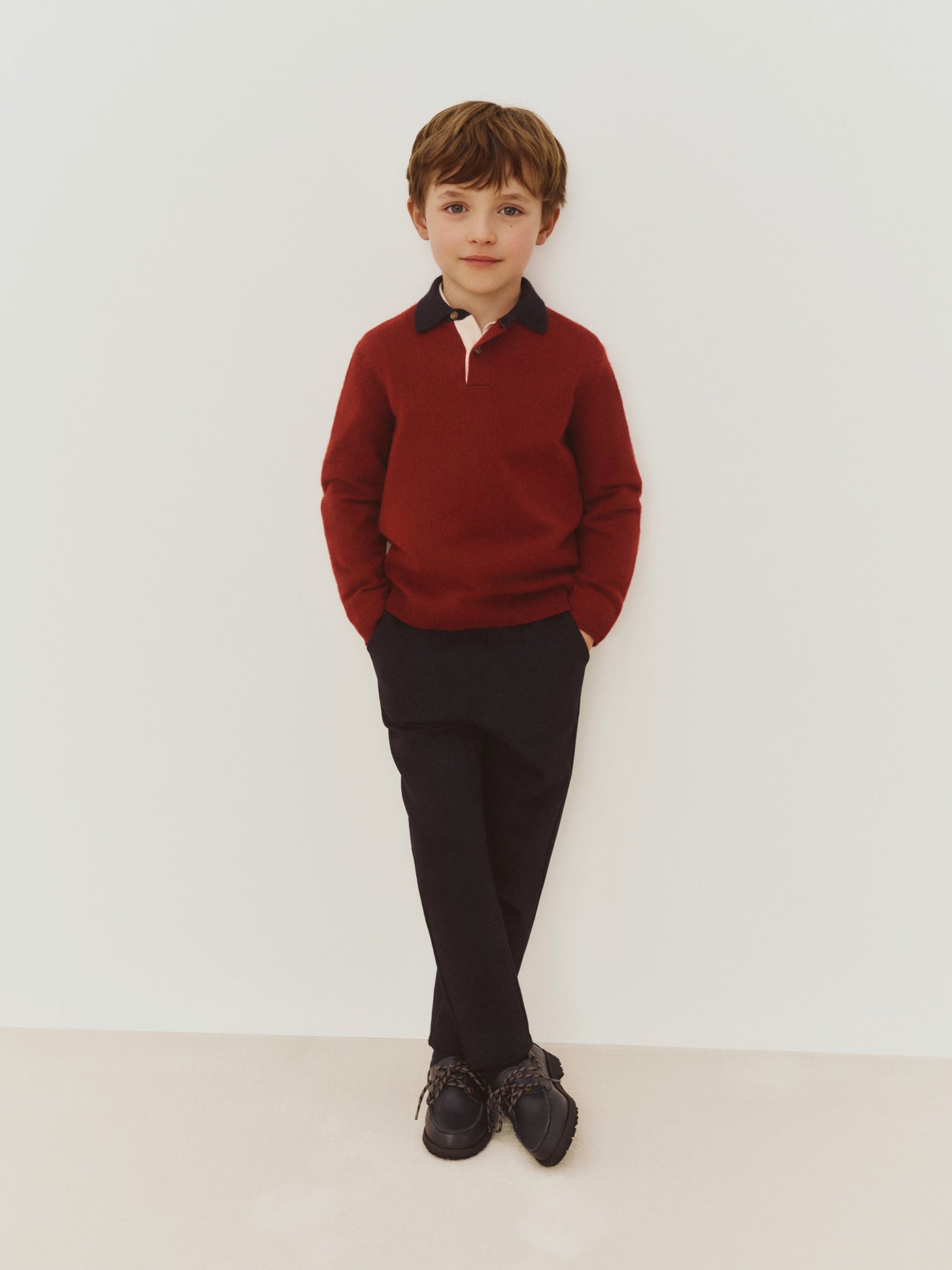 Jungen-Look Winter 2026 - Rotes Kaschmir-Poloshirt