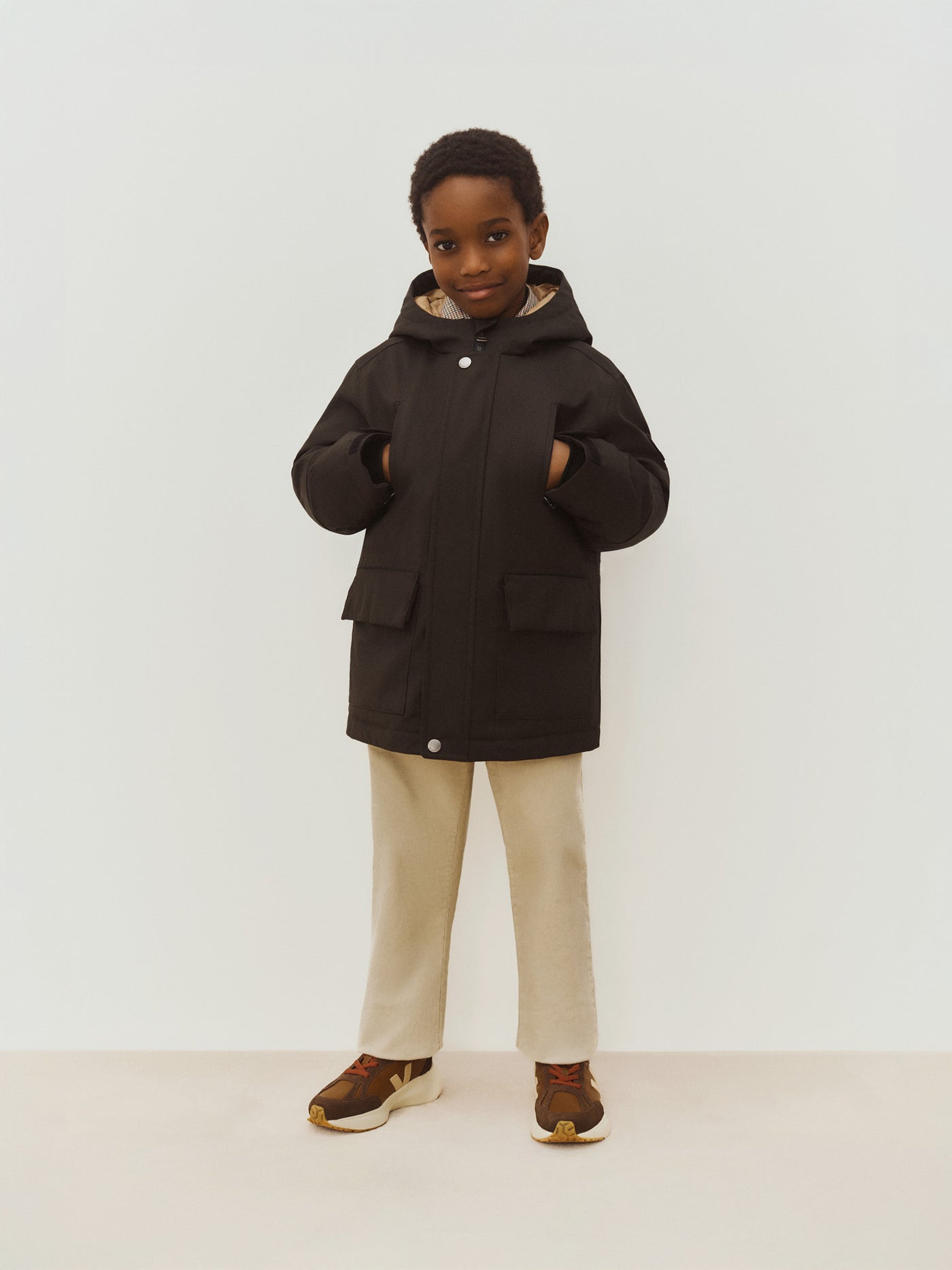 Look Niño Invierno 2026 - Parka de color caqui