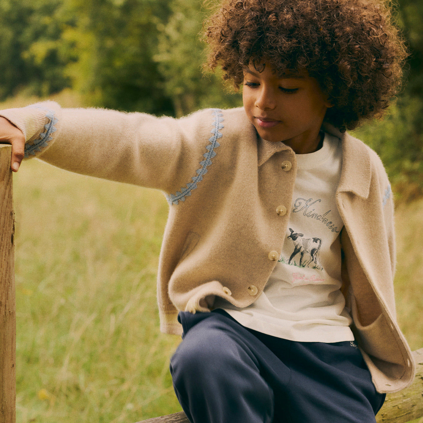 Cardigan misto Bonpoint x Guest in Residence Liberté con ricami a contrasto in cashmere color sabbia