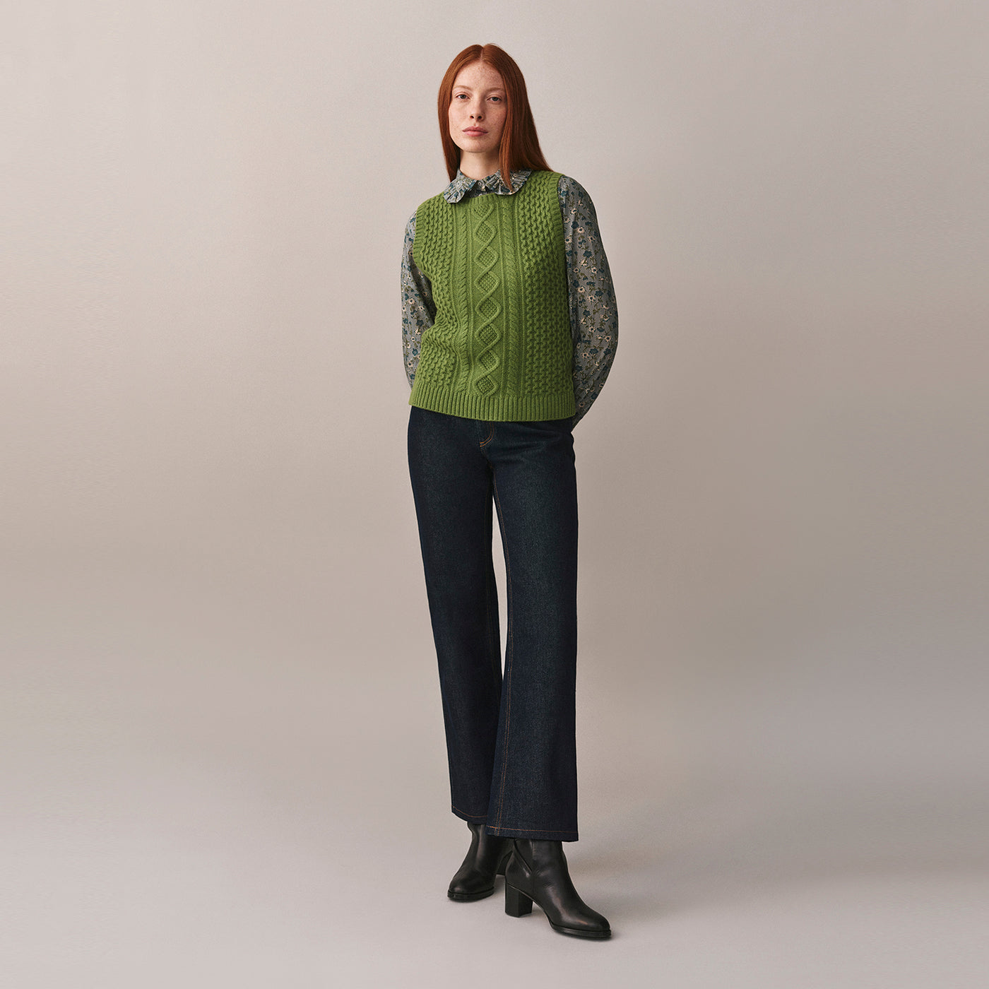 Damen Winterlook 2025 – Ärmelloser Pullover mit Zopfmuster