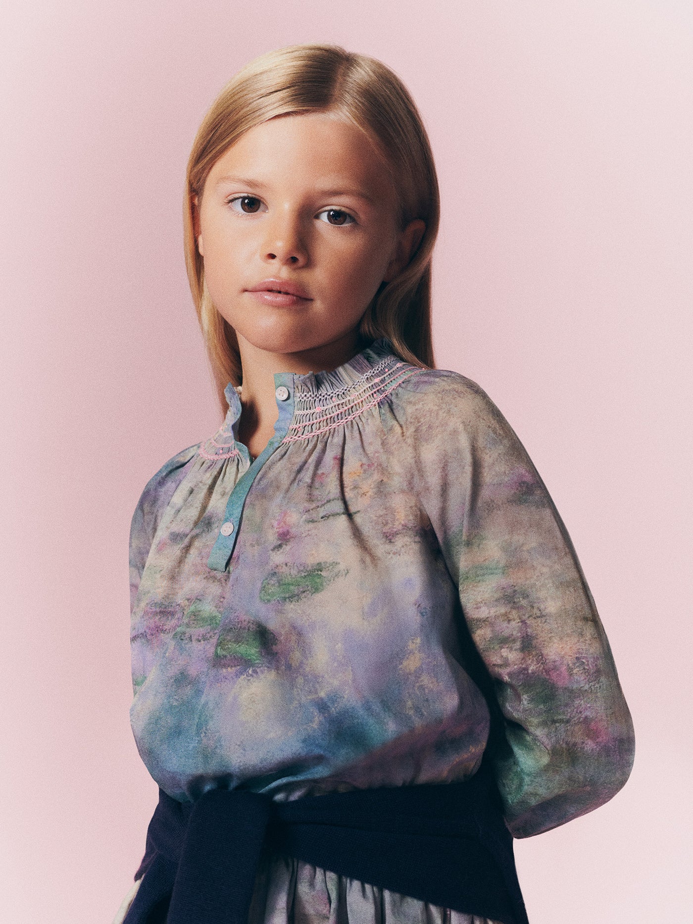 Bonpoint x MoMA Bluse Pétale gesmokt und handbestickt aus Bio-Baumwolle