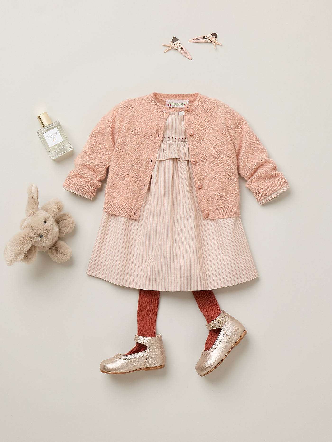 Baby-Mädchen-Winter-Look 2026 – Handbesticktes Streifenkleid aus Bio-Baumwolle