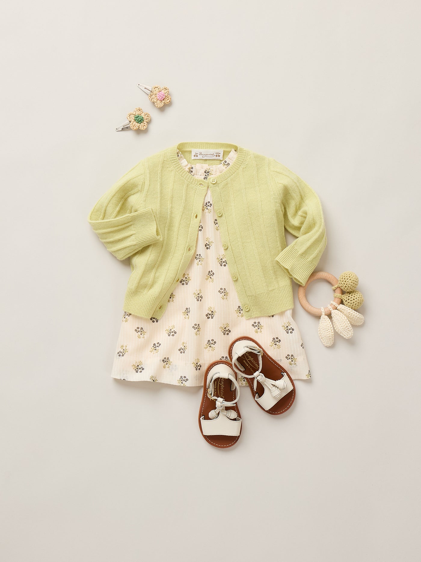Look Bébé fille Eté 2026 - Robe à manches volantées et cardigan cachemire