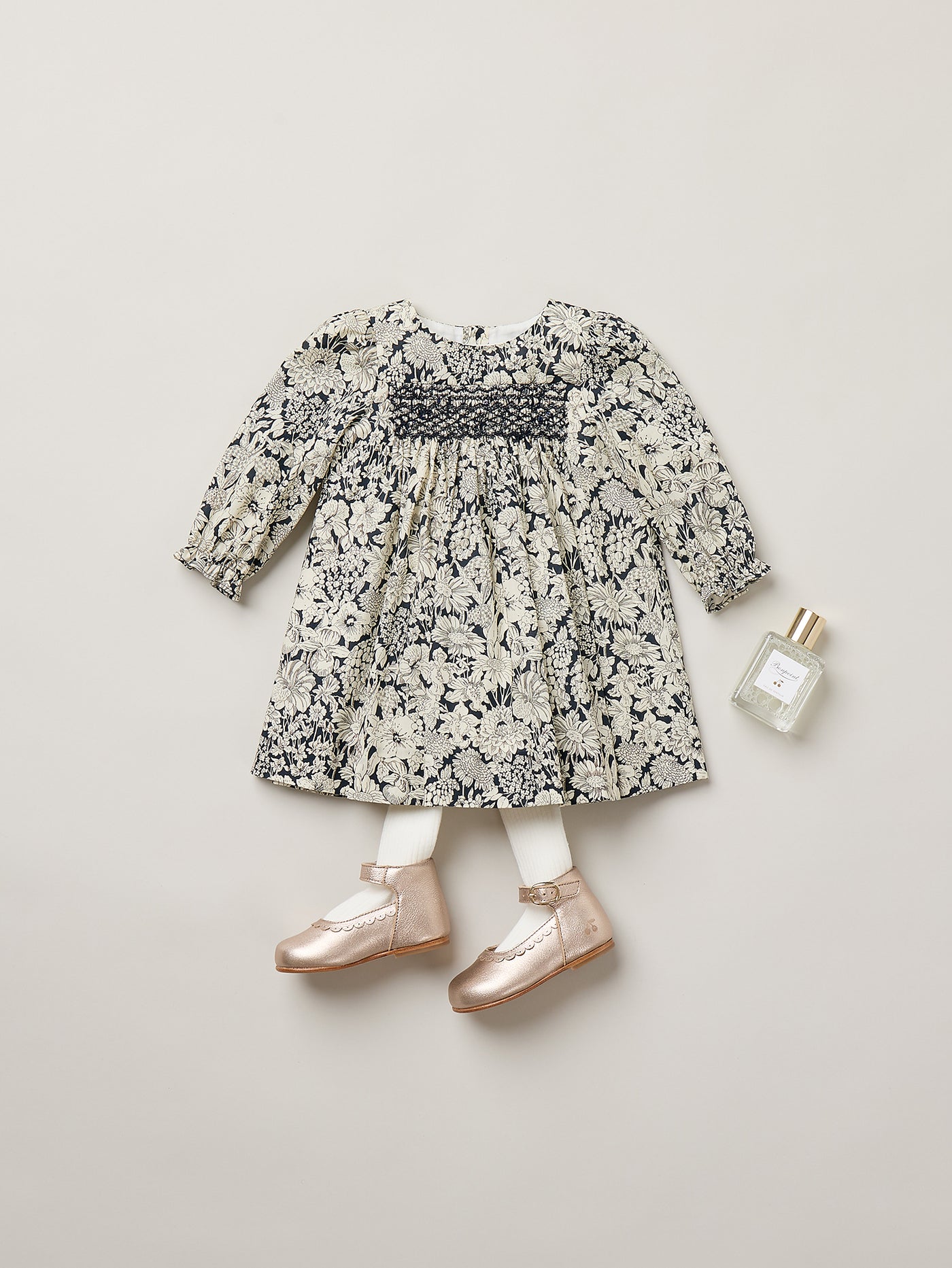 Baby-Mädchen-Look Winter 2026 – Jailys-Kleid aus Liberty-Stoff