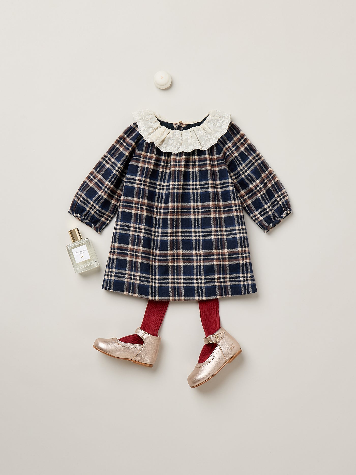 Baby-Mädchen-Winterlook 2026 – Kariertes Kleid mit Rüschenkragen