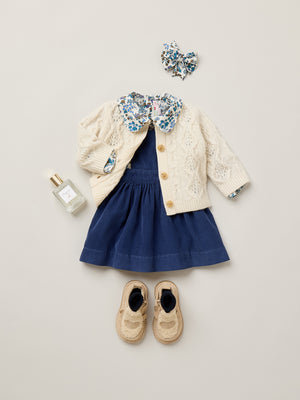 Baby-Cardigan Mionna mit Zopfmuster aus Wolle