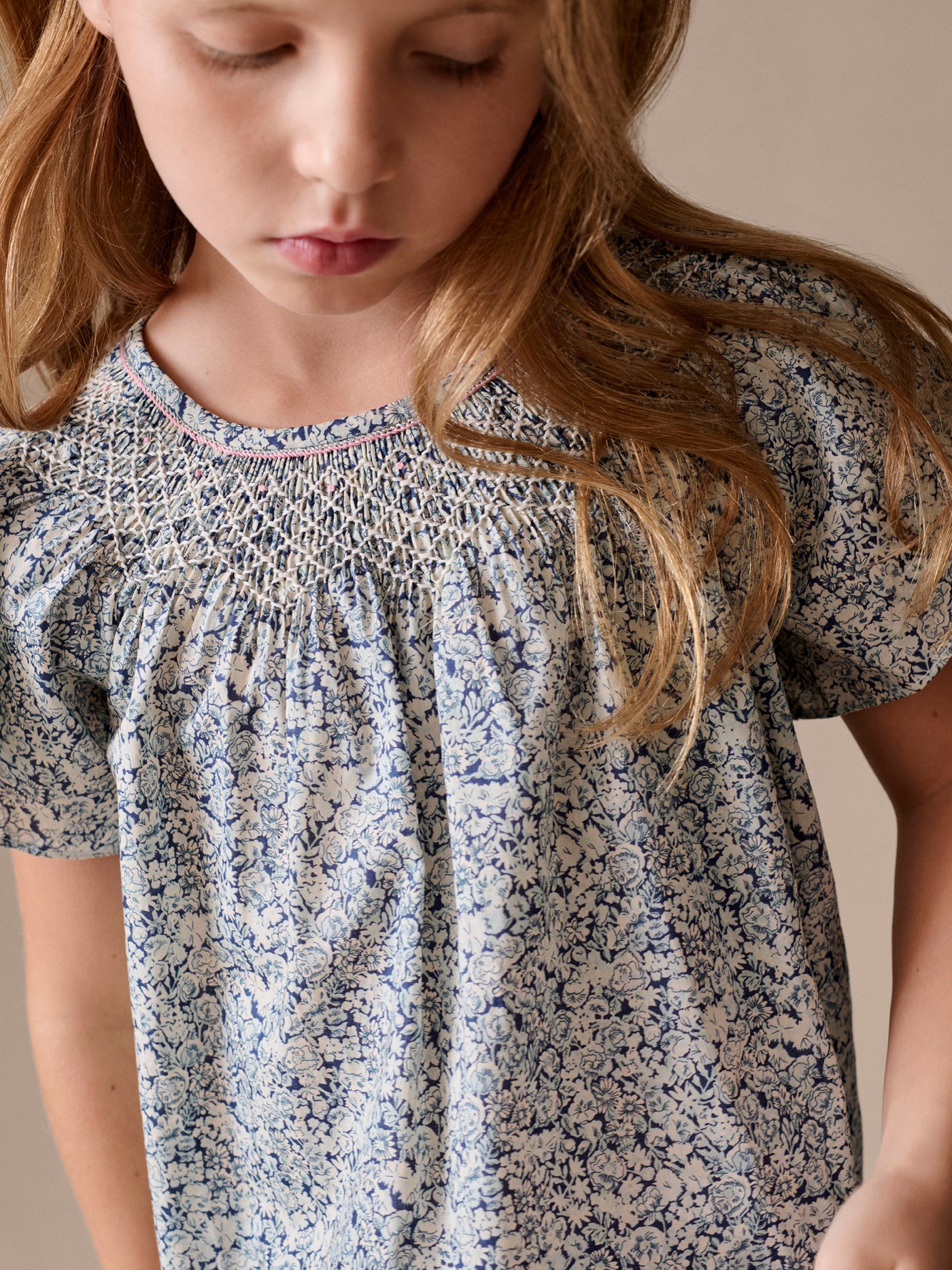 Blusa Nella fruncida y bordada a mano en tejido Liberty de algodón orgánico